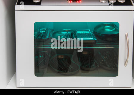 Autoclave avec des instruments médicaux en salle de stérilisation en clinique. Banque D'Images