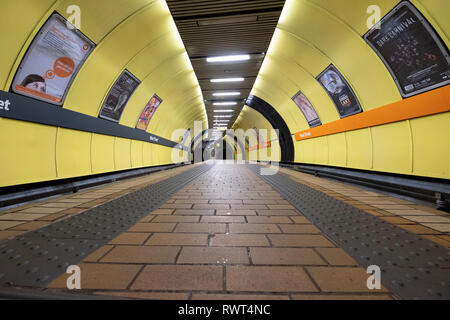 Voir l'intérieur de la plate-forme sur la station métro de Glasgow Glasgow, Ecosse UK Banque D'Images