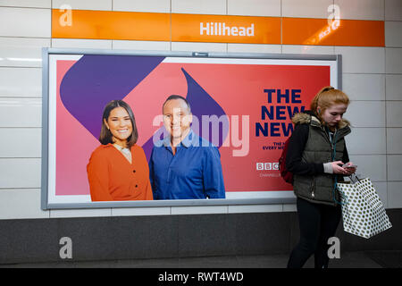 Panneaux publicitaires nouveau BBC Scotland TV channel news salon du soir les Neuf et les présentateurs Rebecca Curran et Martin Geissler, à l'intérieur de la gare Banque D'Images