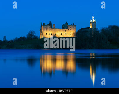 Vue sur le Palais de Linlithgow Linlithgow dans la nuit, West Lothian, Scotland, UK. Naissance de Marie, Reine des Écossais. Banque D'Images