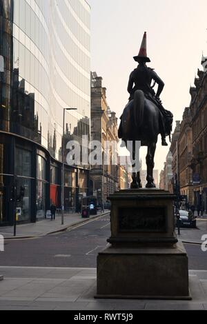 La célèbre statue du duc de Wellington du cheval et du cavalier avec le cône de trafic plus humoristique sur la tête à Glasgow, Écosse, Royaume-Uni, Europe. Banque D'Images