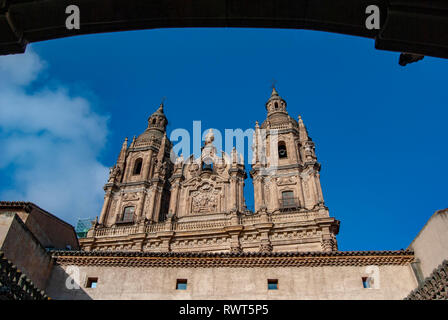 Vue sur les tours de l'Église La Clerecia de l'Université de Salamanque, Espagne Banque D'Images