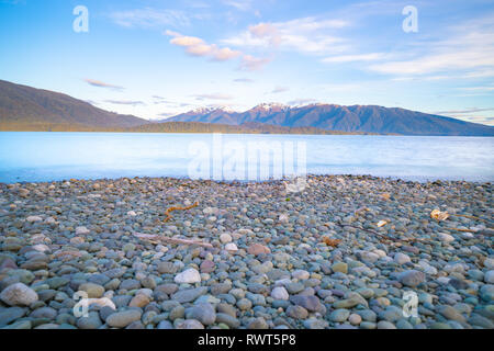 Lac Te Anau à la longueur le long de la chaîne de montagnes de Murchison de la rive dans l'eau bleu turquoise. Banque D'Images