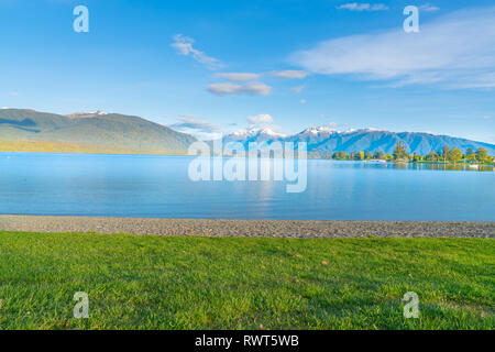 Lac Te Anau à la longueur le long de la chaîne de montagnes de Murchison de la rive dans l'eau bleu turquoise. Banque D'Images