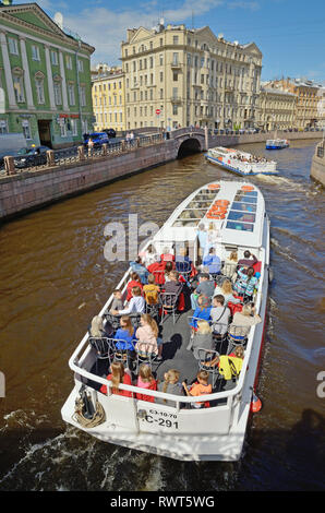 Saint-pétersbourg.Russie.août.03,2016.navires de tourisme flottant sur les rivières et canaux de la ville.Ils effectuent des visites de la ville. Banque D'Images