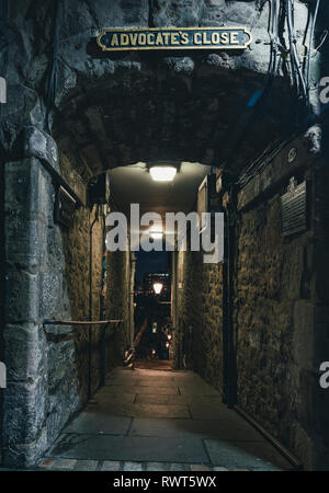 Vue de nuit de l'entrée de l'avocat proche du Royal Mile à Édimbourg, Écosse, Royaume-Uni Banque D'Images