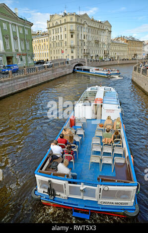 Saint-pétersbourg.Russie.août.03,2016.navires de tourisme flottant sur les rivières et canaux de la ville.Ils effectuent des visites de la ville. Banque D'Images