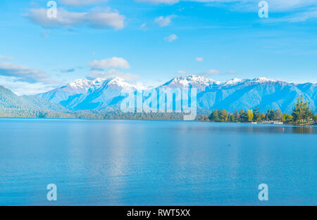 Lac Te Anau à la longueur le long de la chaîne de montagnes de Murchison de la rive dans l'eau bleu turquoise. Banque D'Images