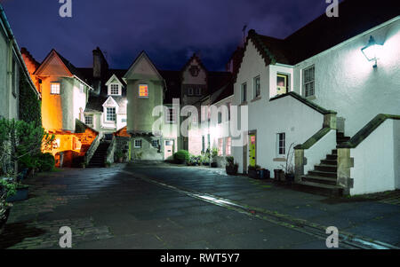 Voir de vieilles maisons et de cour à Cheval Blanc près de nuit dans la vieille ville d'Édimbourg, Écosse, Royaume-Uni Banque D'Images