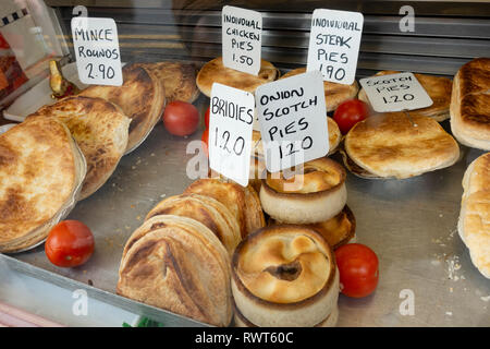 Tartes traditionnels écossais et promises à la vente dans le pays Shop bouchers sur High Street, dans l'East End de Glasgow, Écosse, Royaume-Uni Banque D'Images