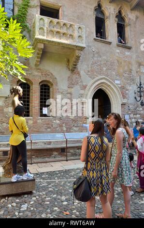 Vérone, Italie - 6 août 2014 : la prise de photos avec Juliet dans le patio de la maison de Juliette à Vérone, Italie. Banque D'Images