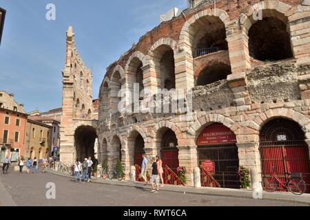 Vérone, Italie - 6 août 2014 : les gens à l'extérieur de l'amphithéâtre romain de Vérone, Italie. Banque D'Images