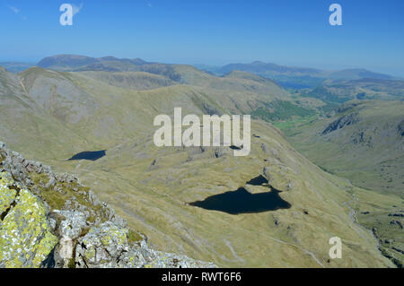 L'arrosage Tarn, Styhead et Seathwaite chemins est tombé, vu de l'excellente fin de Scafell Pike Banque D'Images