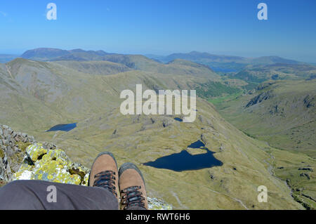 L'arrosage Tarn, Styhead et Seathwaite chemins est tombé, vu de l'excellente fin de Scafell Pike Banque D'Images