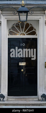 La porte du numéro 10 Downing Street, la maison du Premier ministre britannique, mars 2019. Credit : Malcolm Park/Alamy. Banque D'Images