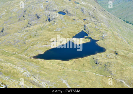 Tarn et arrosage Seathwaite chemins est tombé, vu de l'excellente fin de Scafell Pike Banque D'Images