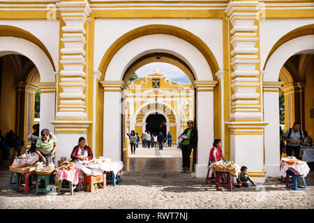 Antigua, Guatemala - 23 mars 2018 : les étals du marché en face de El Calvario entrée de l'église Banque D'Images