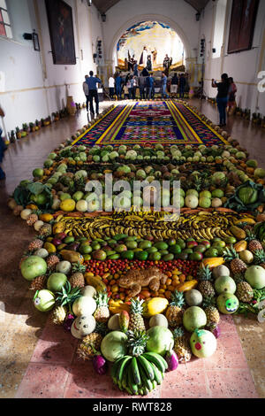 Antigua, Guatemala - 23 mars 2018 : Alfombre, sciure tapis de fleurs fruits El Calvario en vertical Banque D'Images