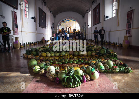 Antigua, Guatemala - 23 mars 2018 : Alfombre bran fruit flower carpet à El Calvario Banque D'Images