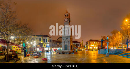 Ankara/Turkey-February 23 2019 : tour de l'horloge dans le district de Hamamonu qui est populaire avec de vieilles maisons turques Banque D'Images