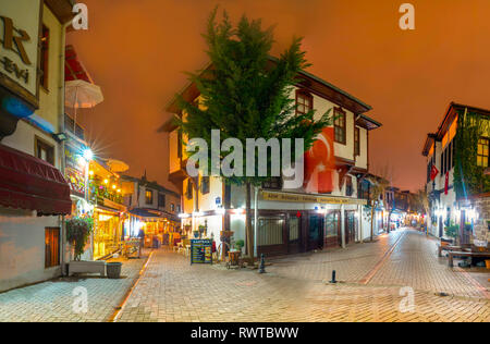 Ankara/Turkey-February 23 2019 : district Hamamonu qui est populaire avec de vieilles maisons turques (longue exposition) Banque D'Images