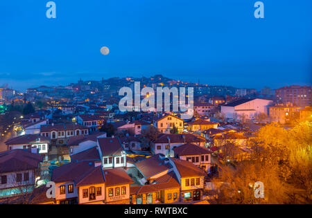 Ankara/Turkey-February 23 2019 : district Hamamonu est populaire avec de vieilles maisons turques et château d'Ankara en arrière-plan dans la nuit Banque D'Images