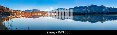 Paysage panoramique vue sur le Lake-Hopfensee au crépuscule au calme. Vue panoramique composé à partir de plusieurs images. Banque D'Images