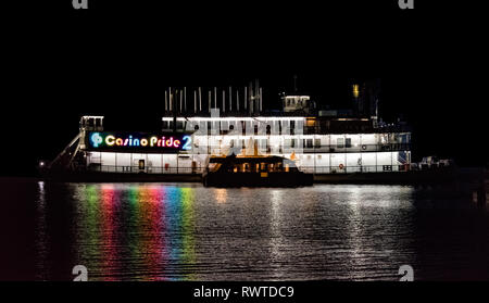 Très célèbre Casino Pride 2 navire ancré dans la rivière Mandovi pendant la nuit. Une célèbre attraction touristique de paris légaux et le jeu. Banque D'Images