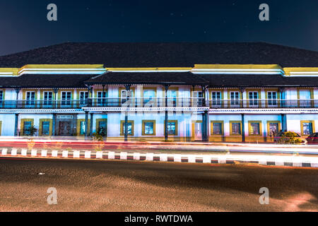 Ancien bâtiment du Secrétariat du Gouvernement de Goa Panjim en avoir toit incliné, typique de l'architecture portugaise d'autrefois, à la fin de nuit avec des étoiles dans le ciel Banque D'Images