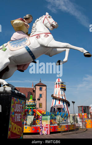 Helter Skelter et autres manèges sur le Palace Pier de Brighton, dans la ville côtière de Brighton, Sussex, Angleterre. Banque D'Images