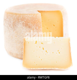 Morceau de fromage naturel isolé sur fond blanc. Banque D'Images