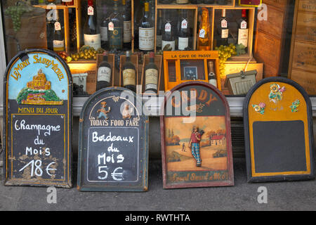 PARIS, FRANCE - 23 juillet 2017 : Wine Shop avec de vieux et drôles de tableau avec le prix du vin à Paris, France Banque D'Images