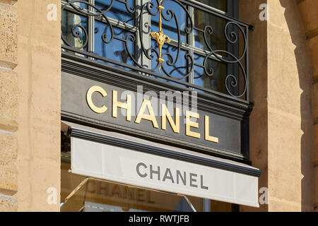 PARIS, FRANCE - 21 juillet 2017 : de luxe chanel store se connecter place Vendôme à Paris, France. Banque D'Images