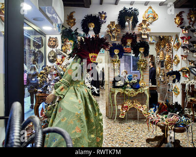 Venise, Italie - 2 mars 2019 Affichage des acheter et louer des costumes magasin à Venise pendant le Carnaval de Venise Banque D'Images
