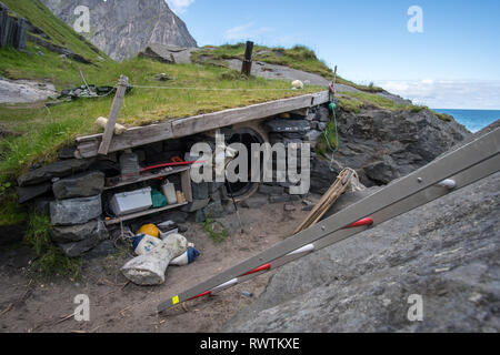 La petite cabane de surfer sur Kvalvika Plage dans les îles Lofoten, Norvège Banque D'Images