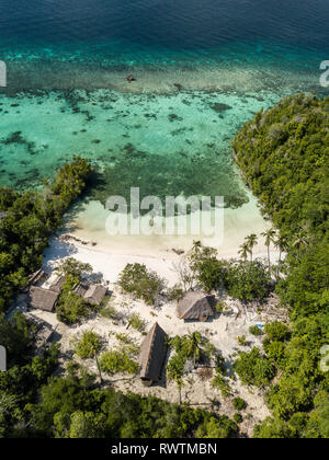 Bungalows de plage sur une île de Sulawesi, Indonésie Banque D'Images