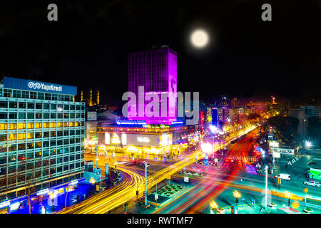 Ankara/Turkey-February 16 2019 : place Kizilay et gratte-ciel dans la nuit, Ankara capitale de la Turquie, une longue exposition Banque D'Images