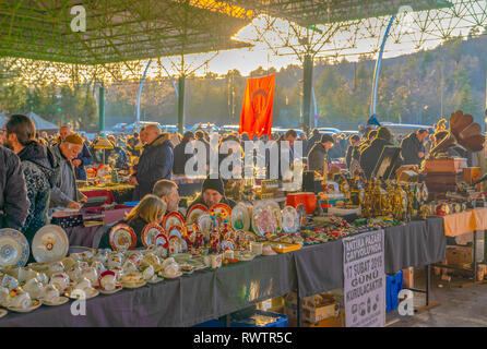 Ankara/Turkey-February 03 2019 : divers meubles anciens pots, pichets, cruches au marché aux puces, Ayranci Pazari Antika, antique bazaar Banque D'Images