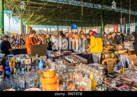 Ankara/Turkey-February 03 2019 : divers meubles anciens pots, pichets, cruches au marché aux puces, Ayranci Pazari Antika, antique bazaar Banque D'Images