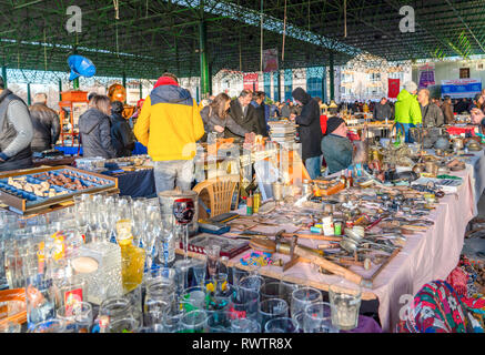 Ankara/Turkey-February 03 2019 : divers meubles anciens pots, pichets, cruches au marché aux puces, Ayranci Pazari Antika, antique bazaar Banque D'Images