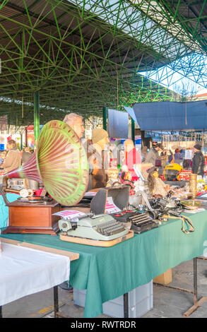 Ankara/Turkey-February 03 2019 : divers meubles anciens pots, pichets, cruches au marché aux puces, Ayranci Pazari Antika, antique bazaar Banque D'Images