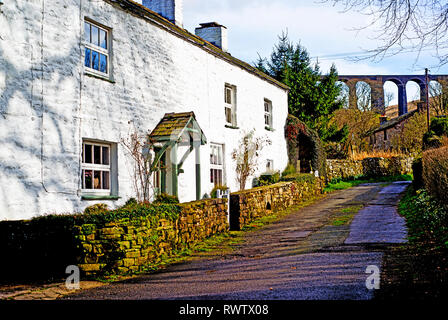 Cowgill, Cottage en et Arten Gill Viaduct sur s'installer à Carlisle Railway, Cumbria, Angleterre Banque D'Images