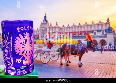 Profitez de la vue sur des calèches dans la place principale du marché, assis dans un restaurant à l'encontre de la Halle médiévale avec verre de Polish Banque D'Images