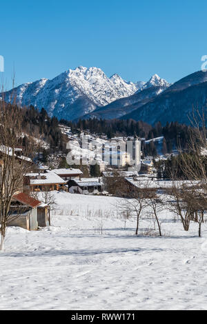 Forni di Sopra. L'hiver et la neige dans la perle du frioulan Dolomites. Italie Banque D'Images