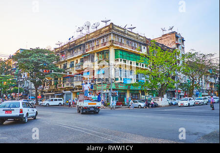 YANGON, MYANMAR - février 15, 2018 : la grande route Anawrahta avec vue sur les bâtiments résidentiels minable avec de nombreuses paraboles sur le toit, le Fe Banque D'Images