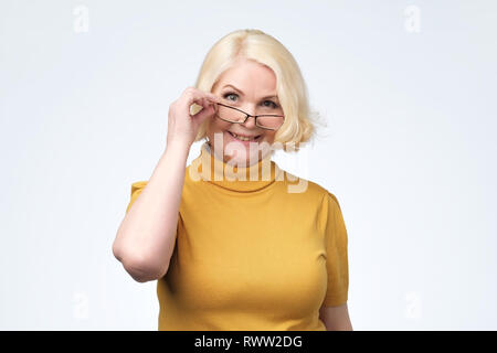 Smiling attractive senior businesswoman wearing glasses head shot, heureux de professeur, plus de femmes de l'exécutif. Contrôle de la vue. Banque D'Images