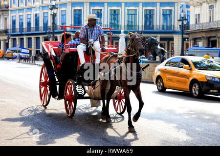 La Havane, Cuba - 11 janvier 2019 : en calèche visite touristique à travers la partie coloniale de la vieille Havane très typique dans les rues de La Havane le péché Banque D'Images