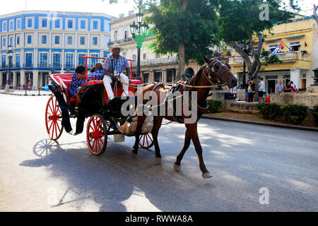 La Havane, Cuba - 11 janvier 2019 : en calèche visite touristique à travers la partie coloniale de la vieille Havane très typique dans les rues de La Havane le péché Banque D'Images