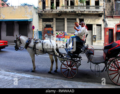 La Havane, Cuba - 11 janvier 2019 : en calèche visite touristique à travers la partie coloniale de la vieille Havane très typique dans les rues de La Havane le péché Banque D'Images