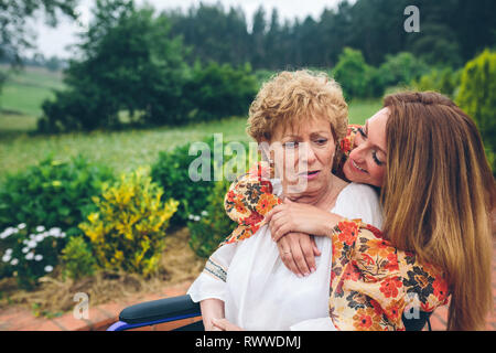 Insatisfait des femme dans un fauteuil roulant avec sa fille Banque D'Images